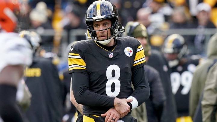 Aaron Rodgers practises with brace on broken wrist, questionable vs. Bears