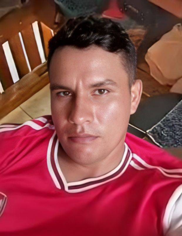 La encendió a golpes