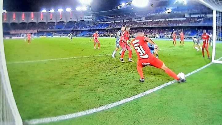 La polémica de la fecha en los cuadrangulares: ¿entró o no entró la pelota en el empate de Junior contra América? Video