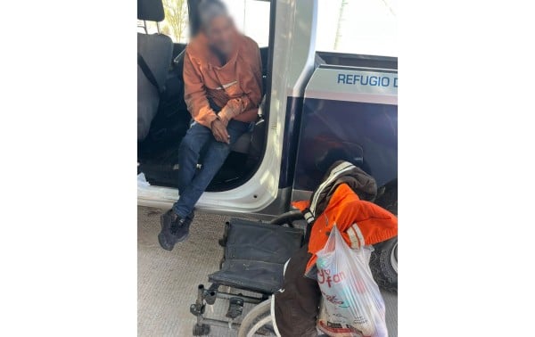 Policías ayudan a ciudadano en silla de ruedas a llegar a su casa