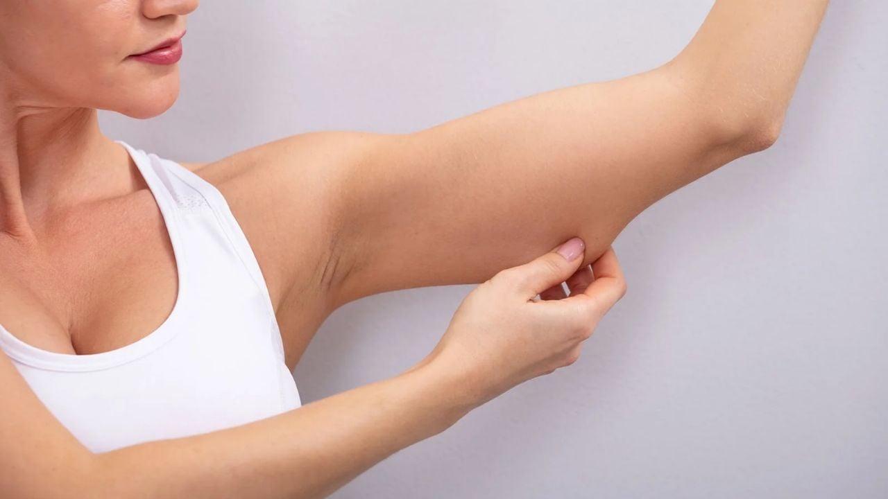 Decile adiós a la flacidez: los ejercicios claves para tonificar brazos sin salir de casa