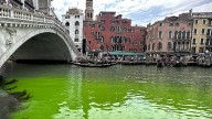 Venecia veta por 48 horas a Greta Thunberg por teñir el Gran Canal de...