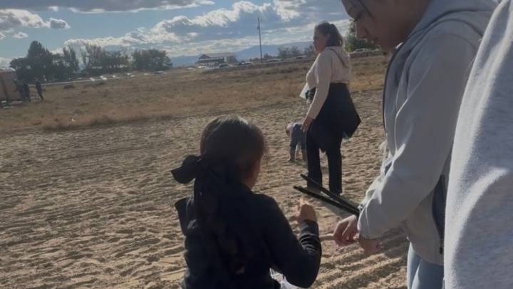 Niños atados, padres arrestados y familias traumatizadas tras redada del FBI en Idaho