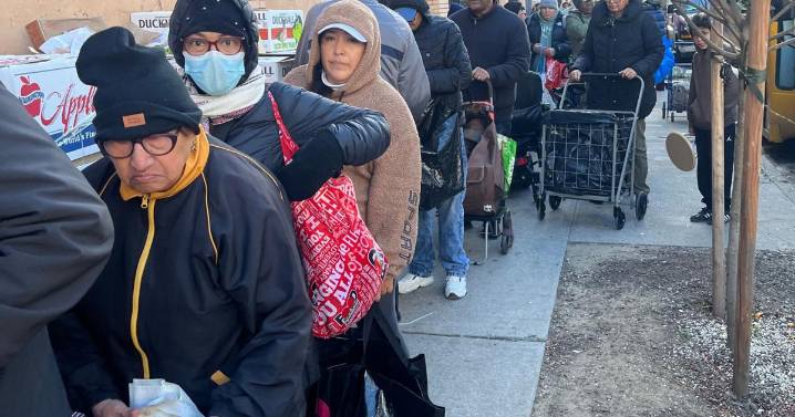 Largas filas en bancos de alimentos de todo Estados Unidos por suspensión de SNAP