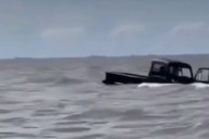 Video: quisieron cruzar el Río de la Plata con una camioneta, subió la marea y tuvieron que salir nadando