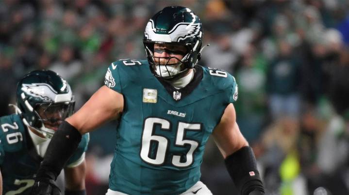Eagles trainers rush to Lane Johnson after injury scare vs. Packers