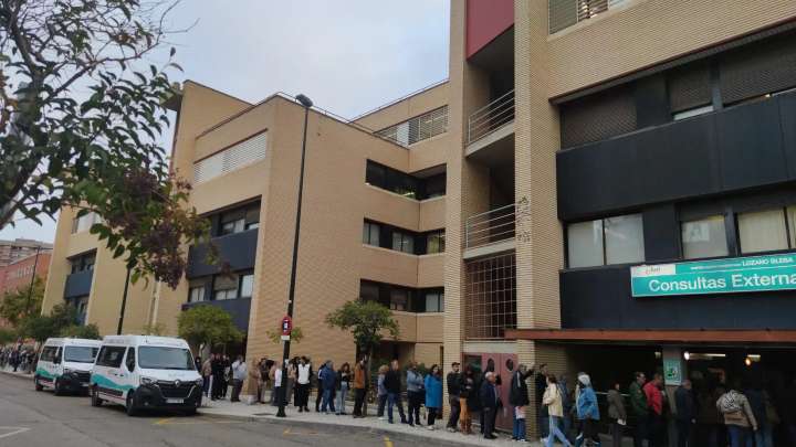 | Largas filas en extracciones a primera hora y pruebas suspendidas