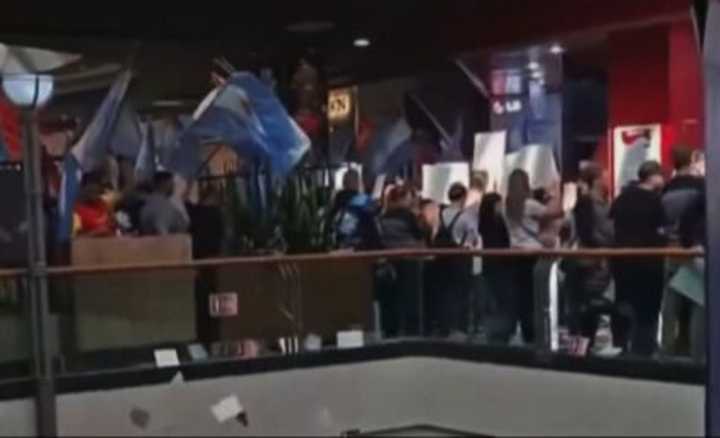 Trabajadores hicieron un piquete en un shopping por despidos masivos