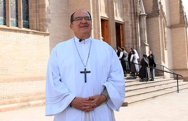 Clavados en la cruz de vicios y pecados: Obispo de Saltillo