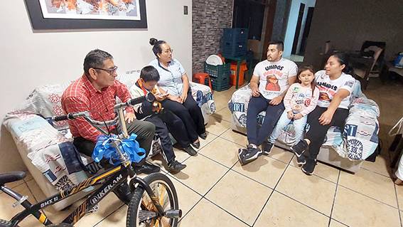 Noble gesto, niño que ganó bicicleta lo regaló a la pequeña Martina