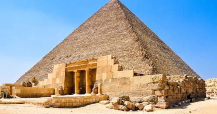 Desnudos tras las pirámides: turistas detenidos por polémicas fotos en Egipto