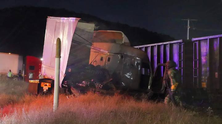 En una hora se registran dos accidentes de tráileres en el bulevar Ganaderos; uno fue contra el tren