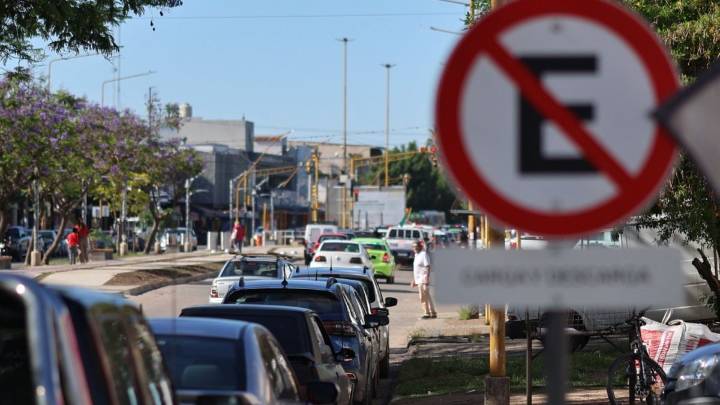 Piden ampliar el estacionamiento en doble mano en inmediaciones de Aristóbulo del Valle