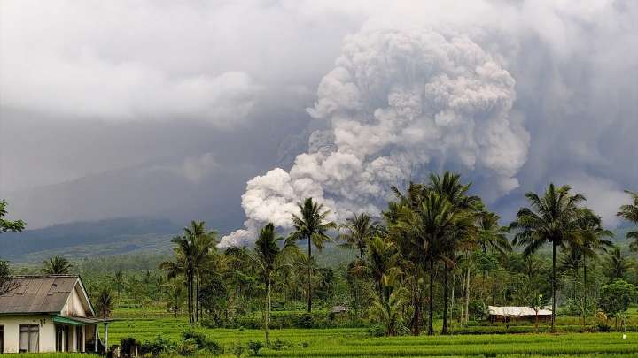 Las autoridades de Indonesia elevan al máximo el nivel de alerta tras la erupción del volcán Semeru