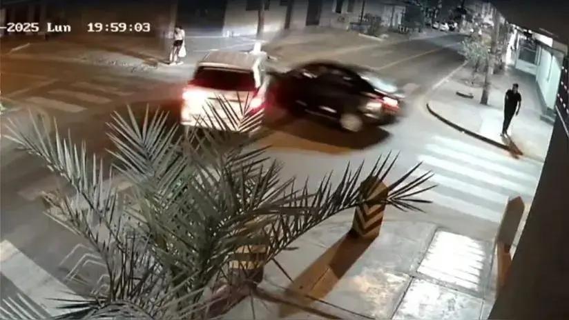 Mujer fue atropellada tras el choque de dos automóviles en un cruce de calles en San Juan de Lurigancho