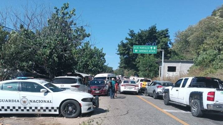 Habitantes del Astata bloquean carretera federal 200 en la Costa de Oaxaca contra reelección de exalcalde Dorian Ricárdez