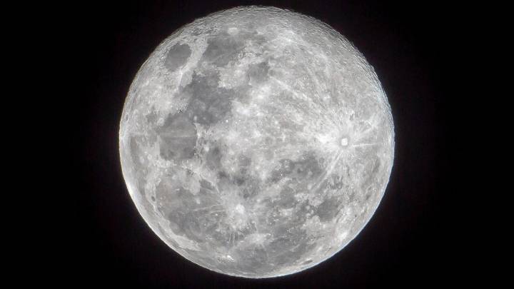 Astrónomo capta en video extraños destellos en el lado oscuro de la Luna y explica de qué se trata