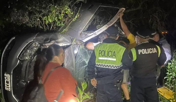 Una mujer intentó cambiarse una prenda mientras manejaba y volcó su auto en el sur tucumano