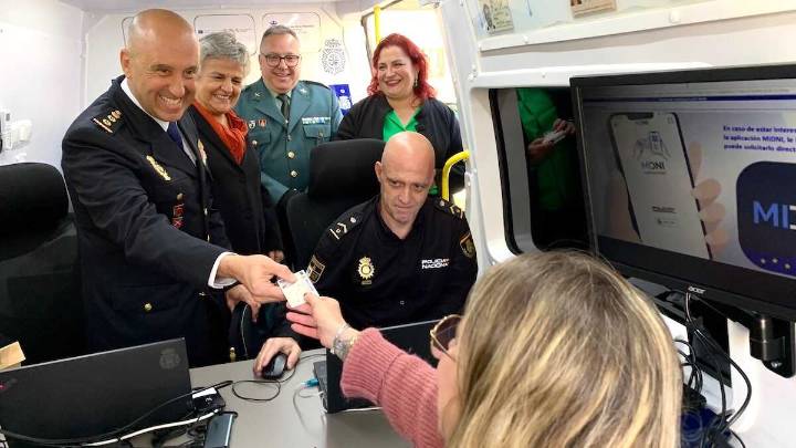 La expedición del DNI y pasaporte llega al medio rural en Cuenca con el Vidoc