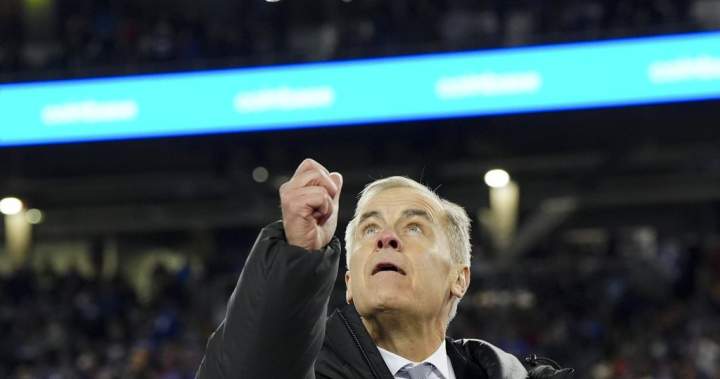 Prime Minister Mark Carney faces mixed reaction during Grey Cup coin toss