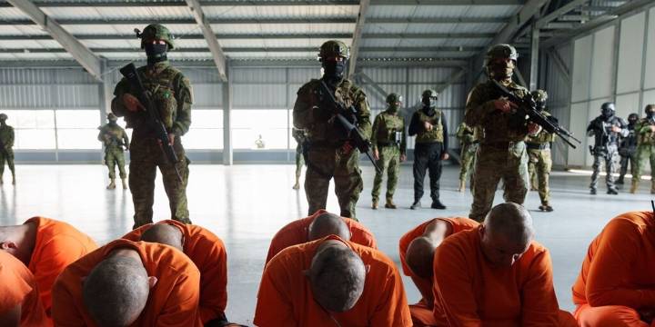 Ecuador trasladó a 300 presos “peligrosos” a una nueva cárcel tras la masacre de 31 reclusos en Machala