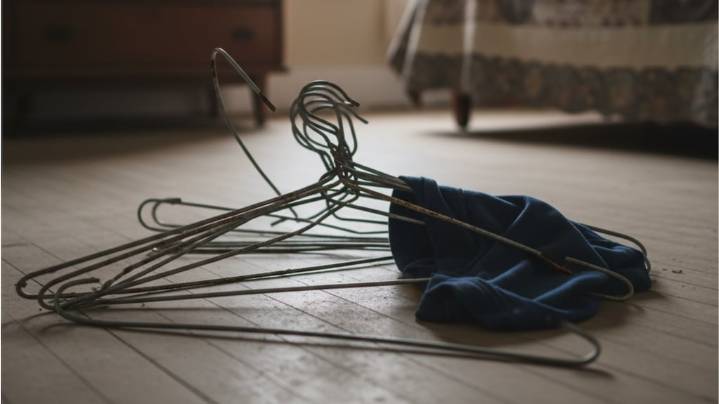 Si tenés perchas rotas, no las tires: el truco para aprovecharlas que es tendencia en las casas modernas