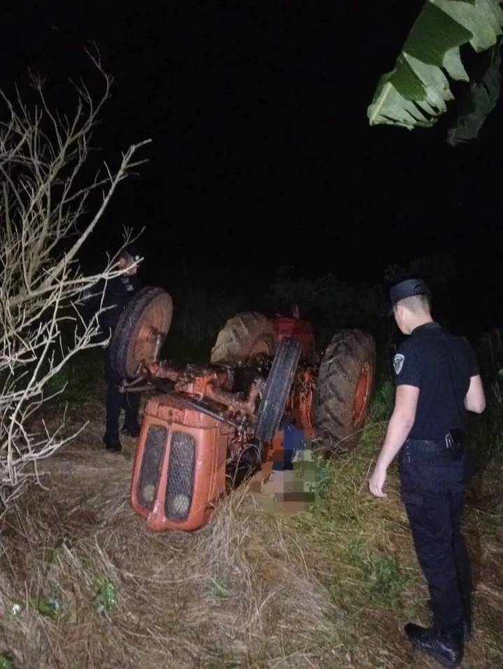 Murió aplastado al volcar el tractor que conducía