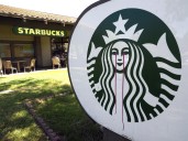 Empleados de Starbucks inician huelga, en medio de una estancada negociación