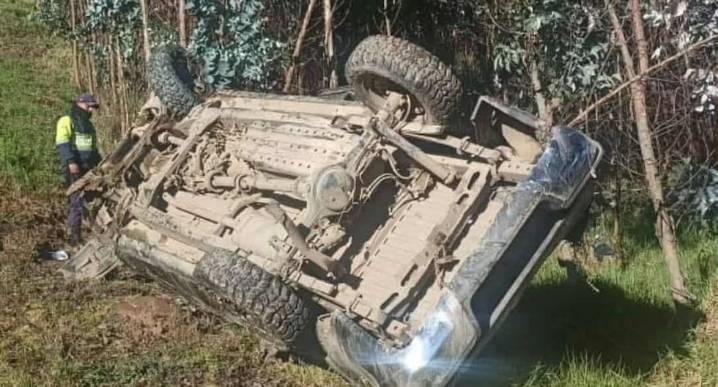 La Libertad: Camioneta volcó en Usquil y una persona resultó herida