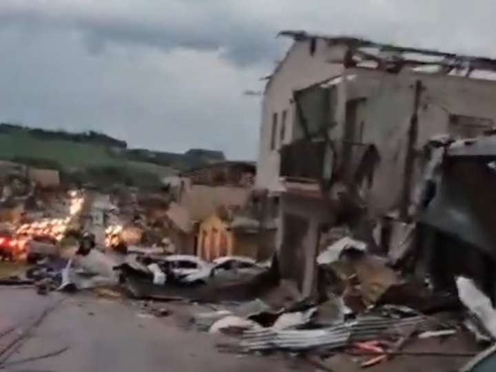 Violento temporal en Misiones: hay autos volcados, techos destrozados y caída de árboles por el doble ciclón tropical llegado de Brasil