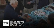 Robert Kraft, Patriots players distribute 200 Thanksgiving food baskets