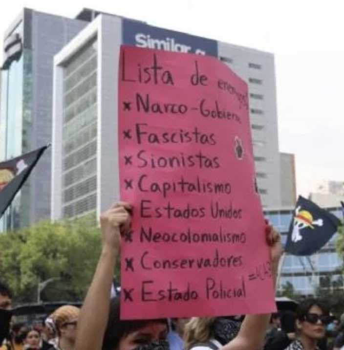 Jóvenes marchan en CDMX contra la violencia; policías les impiden llegar al Zócalo