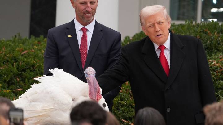 Trump talks politics at this year's turkey pardon