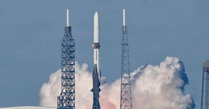 Blue Origin launches twin NASA Mars probes in second flight of New Glenn rocket