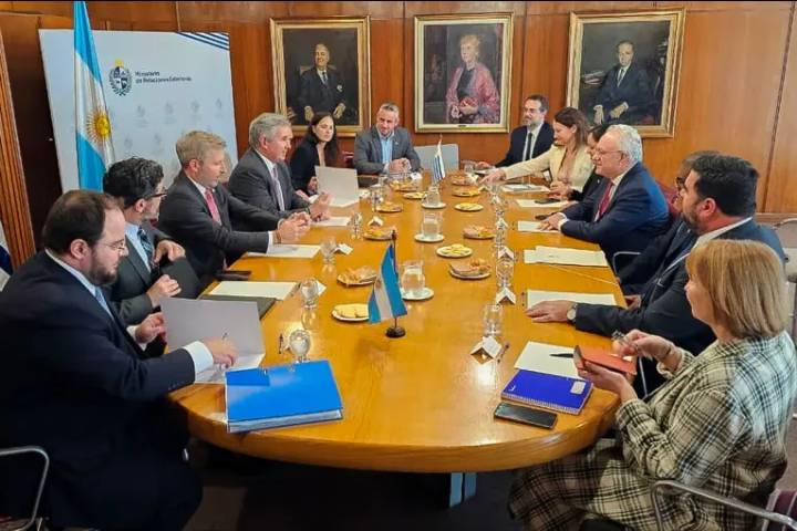 Frigerio volvió a plantear la relocalización de la planta y destacó el diálogo con el gobierno uruguayo