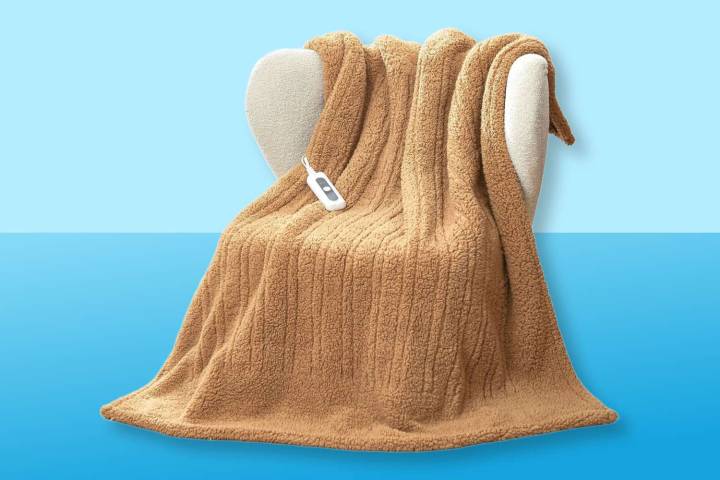 This ‘Snuggle-Approved’ Heated Blanket Is on Sale at Amazon Right Now