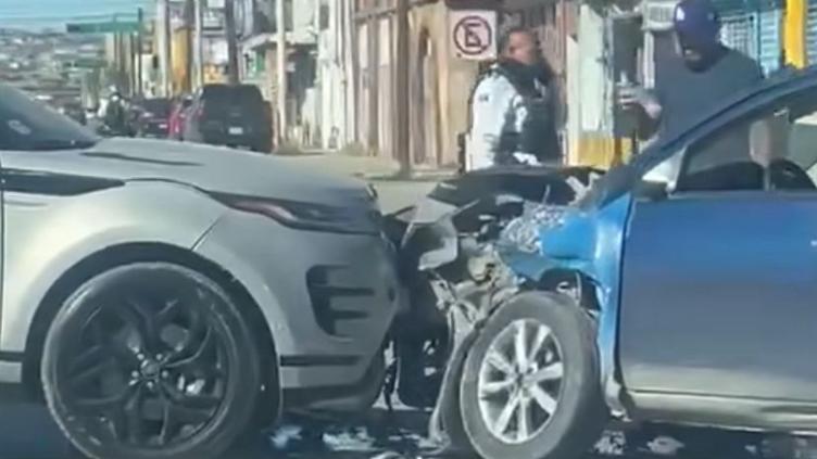 Camionetas chocan de frente en la Insurgentes