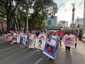 Familiares de los 43 de Ayotzinapa marchan en vísperas de reunión con Sheinbaum