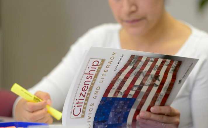 Senadora contra el cambio del examen de Ciudadanía de Trump