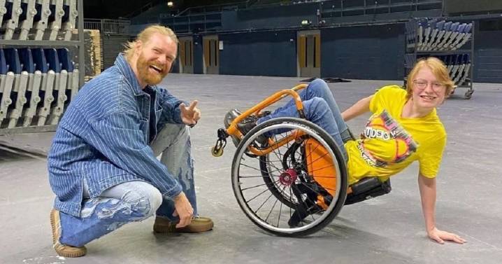 Who is Kat in the Children in Need 2025 Challenge Squad singing with Sam Ryder