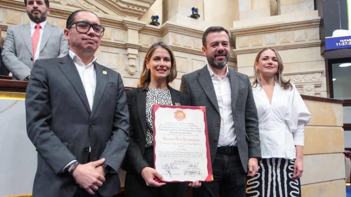 La primera dama de Bogotá, Carolina Deik, recibe la Orden Simón Bolívar por su liderazgo social en la capital del país