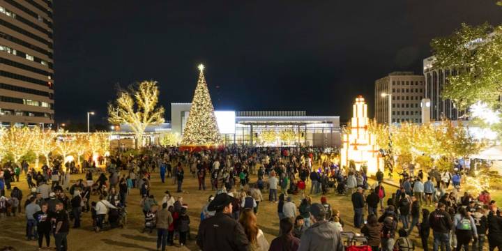 Centro de Midland listo para las luces de Navidad