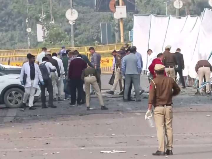 NIA, forensic teams investigate Delhi car blast site