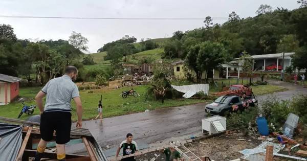 Dos tornados dejaron severos destrozos en Misiones y Brasil