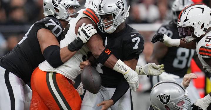 Raiders' Geno Smith apologizes for obscene gesture toward fans