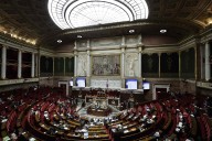 Legisladores en Francia suspenden controvertida reforma a las pensiones