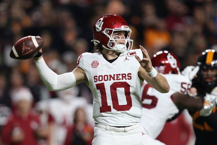 Deadspin | John Mateer, No. 18 Oklahoma hold off No. 14 Tennessee