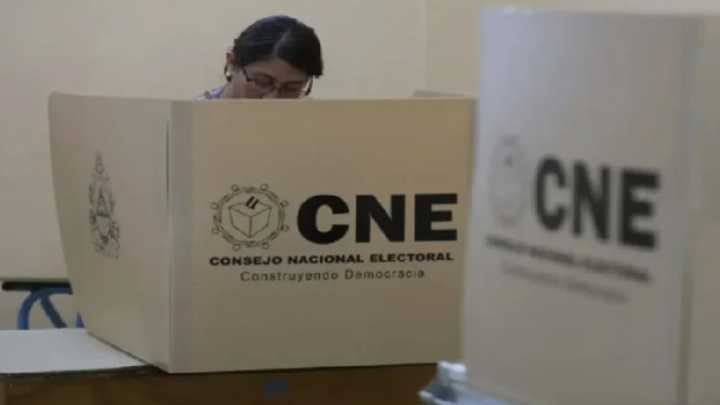 Largas filas y cánticos partidistas caracterizan las elecciones en Honduras