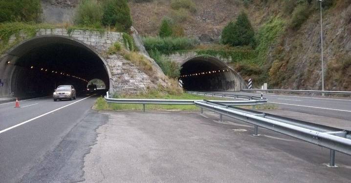 Heridos tras una colisión entre dos coches en la A-52 en la salida del túnel de Alongos