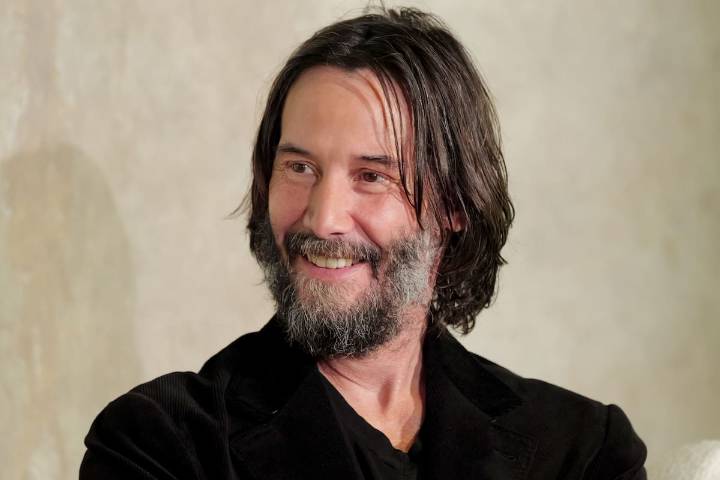 Escribió una carta a mano: Keanu Reeves agradece labor de la PDI tras robo de sus relojes por un chileno